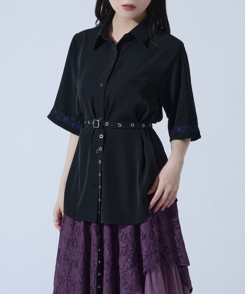 Ellno de Mavie(エルノデメヴィ)の「ハトメホソベルトツキローズ刺繍シャツ(シャツ/ブラウス・レディース・ブラック/オフホワイト/ブルーグレー・FREE)」の3枚目の写真