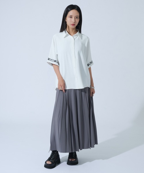 Ellno de Mavie(エルノデメヴィ)の「ハトメホソベルトツキローズ刺繍シャツ(シャツ/ブラウス・レディース・ブラック/オフホワイト/ブルーグレー・FREE)」の16枚目の写真