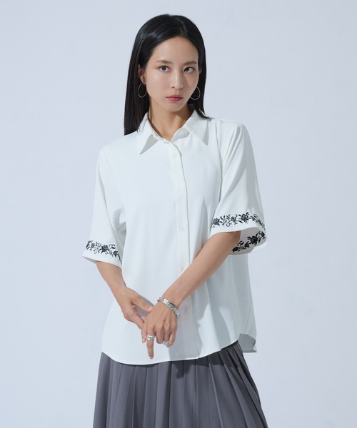 Ellno de Mavie(エルノデメヴィ)の「ハトメホソベルトツキローズ刺繍シャツ(シャツ/ブラウス・レディース・ブラック/オフホワイト/ブルーグレー・FREE)」の8枚目の写真