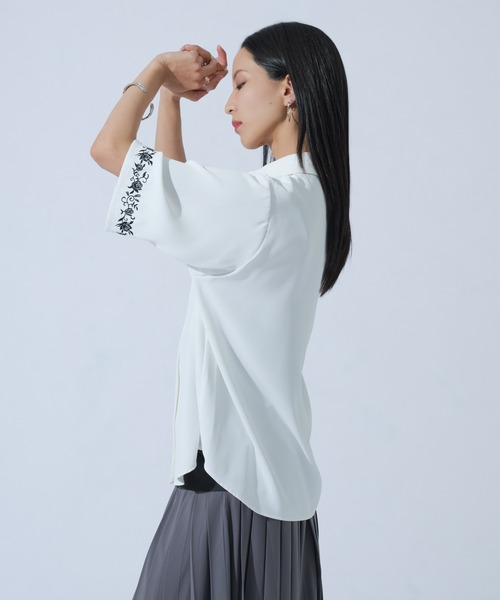 Ellno de Mavie(エルノデメヴィ)の「ハトメホソベルトツキローズ刺繍シャツ(シャツ/ブラウス・レディース・ブラック/オフホワイト/ブルーグレー・FREE)」の11枚目の写真