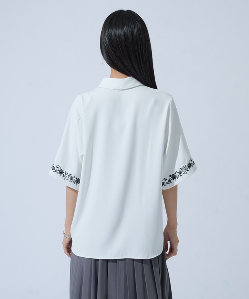 Ellno de Mavie(エルノデメヴィ)の「ハトメホソベルトツキローズ刺繍シャツ(シャツ/ブラウス・レディース・ブラック/オフホワイト/ブルーグレー・FREE)」の12枚目の写真