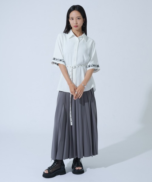 Ellno de Mavie(エルノデメヴィ)の「ハトメホソベルトツキローズ刺繍シャツ(シャツ/ブラウス・レディース・ブラック/オフホワイト/ブルーグレー・FREE)」の13枚目の写真