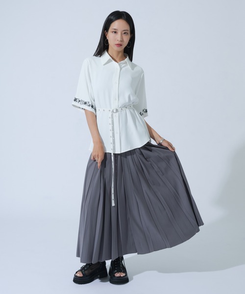 Ellno de Mavie(エルノデメヴィ)の「ハトメホソベルトツキローズ刺繍シャツ(シャツ/ブラウス・レディース・ブラック/オフホワイト/ブルーグレー・FREE)」の15枚目の写真