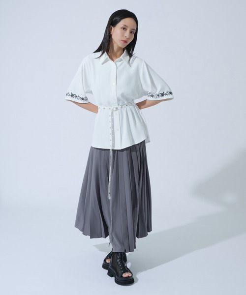 Ellno de Mavie(エルノデメヴィ)の「ハトメホソベルトツキローズ刺繍シャツ(シャツ/ブラウス・レディース・ブラック/オフホワイト/ブルーグレー・FREE)」の14枚目の写真