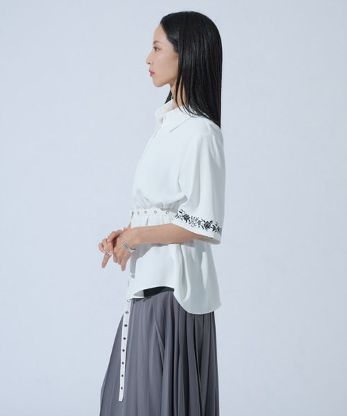 Ellno de Mavie(エルノデメヴィ)の「ハトメホソベルトツキローズ刺繍シャツ(シャツ/ブラウス・レディース・ブラック/オフホワイト/ブルーグレー・FREE)」の6枚目の写真