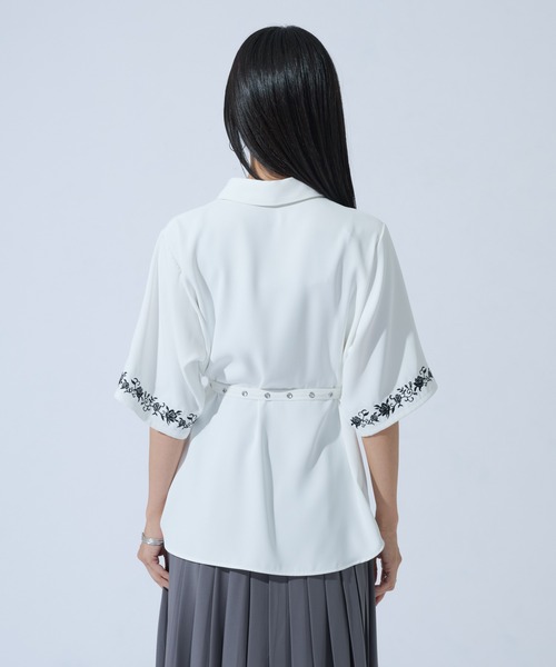 Ellno de Mavie(エルノデメヴィ)の「ハトメホソベルトツキローズ刺繍シャツ(シャツ/ブラウス・レディース・ブラック/オフホワイト/ブルーグレー・FREE)」の7枚目の写真