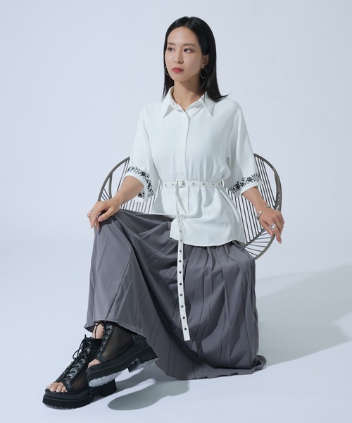 Ellno de Mavie(エルノデメヴィ)の「ハトメホソベルトツキローズ刺繍シャツ(シャツ/ブラウス・レディース・ブラック/オフホワイト/ブルーグレー・FREE)」の20枚目の写真