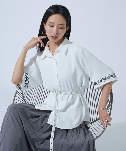Ellno de Mavie(エルノデメヴィ)の「ハトメホソベルトツキローズ刺繍シャツ(シャツ/ブラウス・レディース・ブラック/オフホワイト/ブルーグレー・FREE)」の19枚目の写真