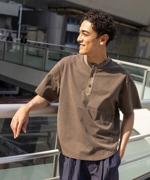 BAYFLOW（ベイフロー）の「スラブヘンリーネックTシャツ（Tシャツ/カットソー・メンズ・チャコール/オフホワイト/ブラウン・MEDIUM/LARGE）」の10枚目の写真