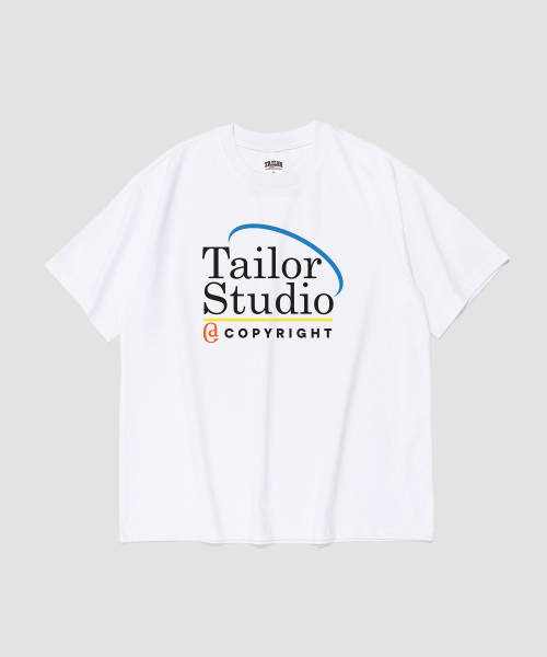 TAILOR STUDIO(テーラースタジオ)の「テイラー マガジン レタリング 半袖Tシャツ (ホワイト)(Tシャツ/カットソー・レディース・その他・2XL/SMALL/X-LARGE/LARGE/MEDIUM)」の1枚目の写真