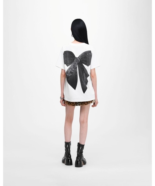 MARC JACOBS(マークジェイコブス)の「OVERSIZED RUNWAY BOW LOGO TEE/オーバーサイズド ランウェイ ボウ ロゴ ティー(Tシャツ/カットソー・レディース・ホワイト・M/S/XS)」の4枚目の写真