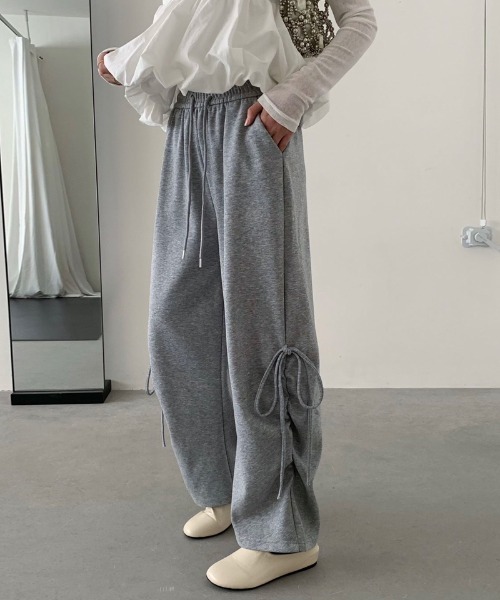COCOMOMO(ココモモ)の「【カラー×サイズ展開あり】サイドギャザーリボンスウェットパンツ リボン スウェット パンツ ワイド スウェットパンツ ワイドパンツ イージーパンツ リボンパンツ(スウェットパンツ・レディース・ダークグレー/ブラック/グレー/ライトグレー・XL/L/M/S)」の3枚目の写真