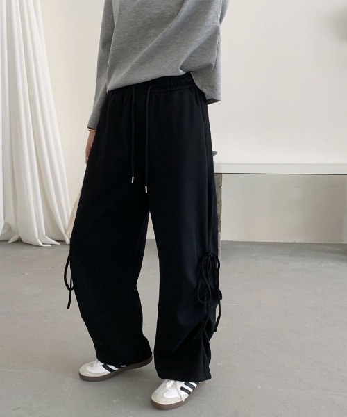 COCOMOMO(ココモモ)の「【カラー×サイズ展開あり】サイドギャザーリボンスウェットパンツ リボン スウェット パンツ ワイド スウェットパンツ ワイドパンツ イージーパンツ リボンパンツ(スウェットパンツ・レディース・ダークグレー/ブラック/グレー/ライトグレー・XL/L/M/S)」の2枚目の写真