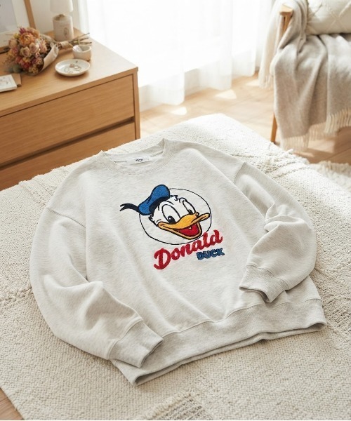 Disney(ディズニー)の「【DISNEY/ディズニー】ミッキー・ミニー・ドナルド・デイジー キャラクター サガラ刺繍 裏毛クルーネックスウェット(WIDEシルエット)(スウェット・レディース・パープル/スミクロ/オートミール/ライトピンク・LARGE/MEDIUM)」の2枚目の写真