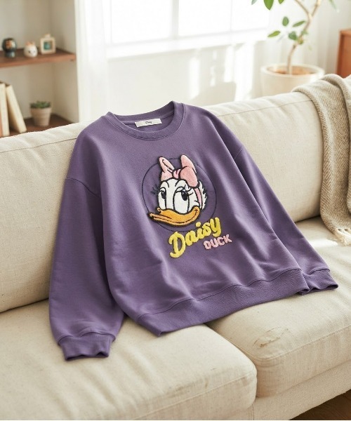 Disney(ディズニー)の「【DISNEY/ディズニー】ミッキー・ミニー・ドナルド・デイジー キャラクター サガラ刺繍 裏毛クルーネックスウェット(WIDEシルエット)(スウェット・レディース・パープル/スミクロ/オートミール/ライトピンク・LARGE/MEDIUM)」の3枚目の写真