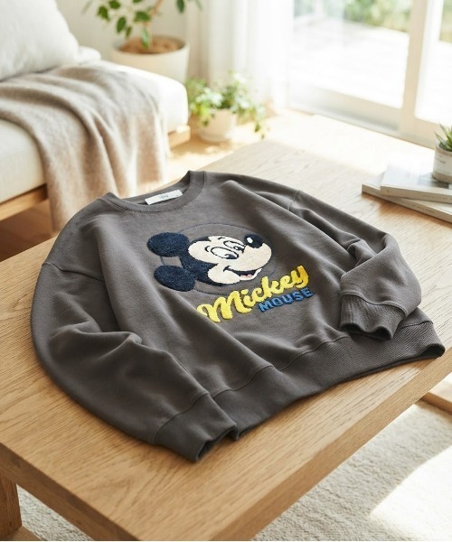 Disney(ディズニー)の「【DISNEY/ディズニー】ミッキー・ミニー・ドナルド・デイジー キャラクター サガラ刺繍 裏毛クルーネックスウェット(WIDEシルエット)(スウェット・レディース・パープル/スミクロ/オートミール/ライトピンク・LARGE/MEDIUM)」の1枚目の写真