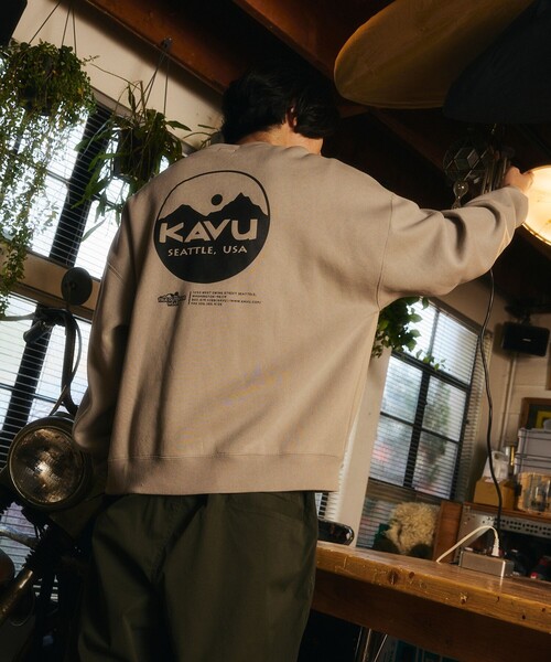 KAVU(カブー)の「KAVU/カブー 限定展開 カブー 別注 サークルロゴスウェット(スウェット・メンズ・ブラウン/グレイッシュベージュ/スミクロ/アッシュグレー・LARGE/SMALL/MEDIUM)」の1枚目の写真