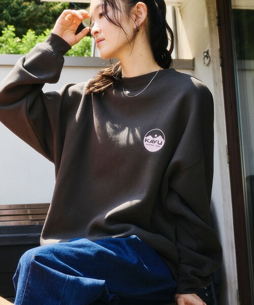 KAVU(カブー)の「KAVU/カブー 限定展開 カブー 別注 サークルロゴスウェット(スウェット・メンズ・ブラウン/グレイッシュベージュ/スミクロ/アッシュグレー・LARGE/SMALL/MEDIUM)」の6枚目の写真