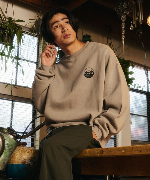 KAVU(カブー)の「KAVU/カブー 限定展開 カブー 別注 サークルロゴスウェット(スウェット・メンズ・ブラウン/グレイッシュベージュ/スミクロ/アッシュグレー・LARGE/SMALL/MEDIUM)」の8枚目の写真