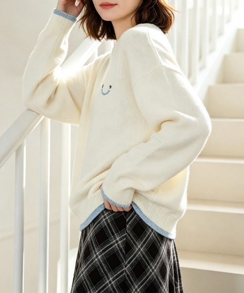 LEMOA(レモア)の「レタリング刺繍レイヤード風長袖ニットトップス(ニット/セーター・レディース・オフホワイト/グレー・FREE)」の3枚目の写真