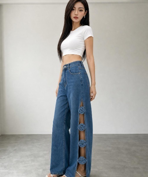 Belle Cie(ベルシー)の「サイドフラワーモチーフデニムパンツ 立体バラ サイドスリット ハイウエスト ワイド 韓国ファッション(デニムパンツ・レディース・ブルー・M/L/S)」の3枚目の写真