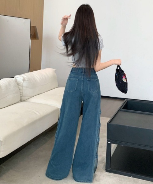 Belle Cie(ベルシー)の「サイドフラワーモチーフデニムパンツ 立体バラ サイドスリット ハイウエスト ワイド 韓国ファッション(デニムパンツ・レディース・ブルー・M/L/S)」の8枚目の写真
