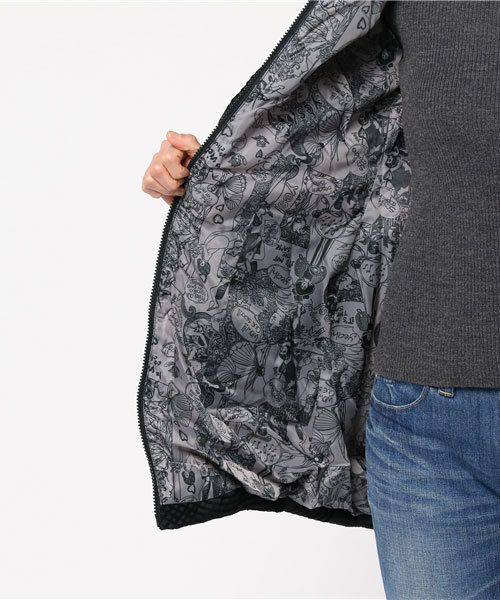 Desigual（デシグアル）の「[Desigual/デシグアル]ダウンジャケット(フード付き)（ダウンジャケット/コート・レディース・レッド/ブラック・X-LARGE/SMALL/LARGE/MEDIUM/XX-LARGE/XXX-LARGE/36/38/42/40/44）」の3枚目の写真