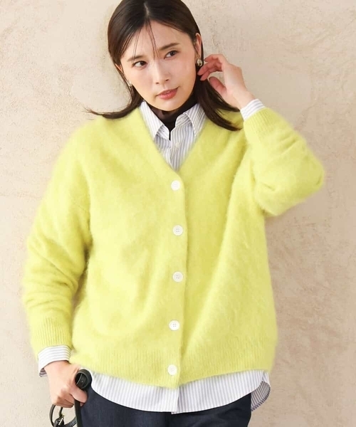 MK MICHEL KLEIN(エムケーミッシェルクラン)の「ブラッシュウール Vネックニットカーディガン(カーディガン/ボレロ・レディース・グレー/レモンイエロー・38)」の1枚目の写真