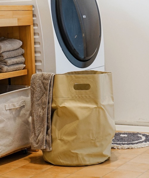 HIGHTIDE（ハイタイド）の「TARP BAG ROUND タープバッグ ラウンド 防水 折りたたみ M 35L（収納グッズ・レディース・ブラウン/レッド/ライトブルー/ブルー/ホワイト/オレンジ/イエロー/ブラック/アイボリー/カーキ/グレー/ベージュ/ネイビー/クリア・FREE）」の3枚目の写真