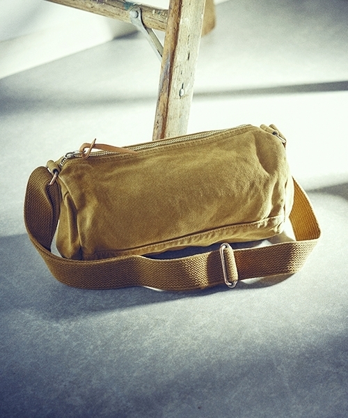 Butler Verner Sails（バトラーヴァーナーセイルス）の「Butler Verner Sails（バトラーバーナーセイルズ）反応染めロールショルダー　(JA-0812)　made in Japan（ショルダーバッグ・レディース・ブラック/ブルーグレー/キャメル/レッド・FREE）」の4枚目の写真