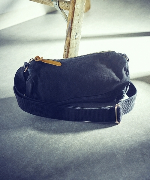 Butler Verner Sails（バトラーヴァーナーセイルス）の「Butler Verner Sails（バトラーバーナーセイルズ）反応染めロールショルダー　(JA-0812)　made in Japan（ショルダーバッグ・レディース・ブラック/ブルーグレー/キャメル/レッド・FREE）」の2枚目の写真