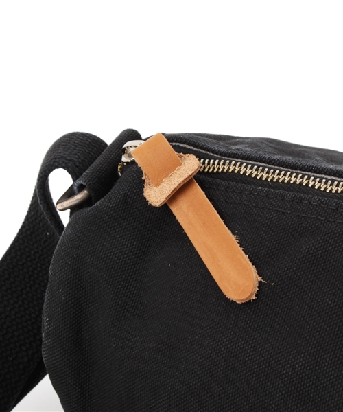 Butler Verner Sails（バトラーヴァーナーセイルス）の「Butler Verner Sails（バトラーバーナーセイルズ）反応染めロールショルダー　(JA-0812)　made in Japan（ショルダーバッグ・レディース・ブラック/ブルーグレー/キャメル/レッド・FREE）」の12枚目の写真