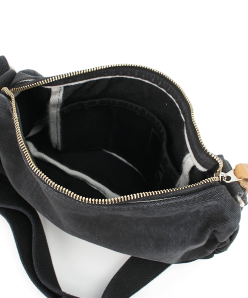 Butler Verner Sails（バトラーヴァーナーセイルス）の「Butler Verner Sails（バトラーバーナーセイルズ）反応染めロールショルダー　(JA-0812)　made in Japan（ショルダーバッグ・レディース・ブラック/ブルーグレー/キャメル/レッド・FREE）」の5枚目の写真