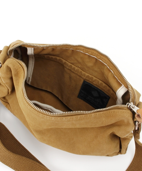 Butler Verner Sails（バトラーヴァーナーセイルス）の「Butler Verner Sails（バトラーバーナーセイルズ）反応染めロールショルダー　(JA-0812)　made in Japan（ショルダーバッグ・レディース・ブラック/ブルーグレー/キャメル/レッド・FREE）」の8枚目の写真