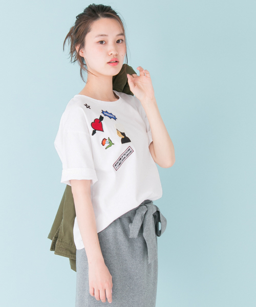 URBAN RESEARCH(アーバンリサーチ)の「UR ワッペンTシャツ(Tシャツ/カットソー・レディース・ホワイト/ネイビー・FREE)」の1枚目の写真