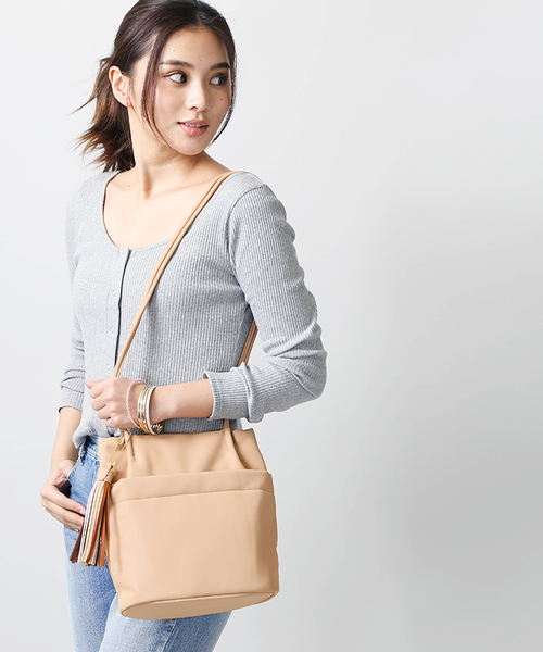 WEGO（ウィゴー）の「WEGO/MIXカラータッセルショルダーバッグ（ショルダーバッグ・レディース・キャメル/ピンク/サックスブルー/ブラック・FREE）」の4枚目の写真