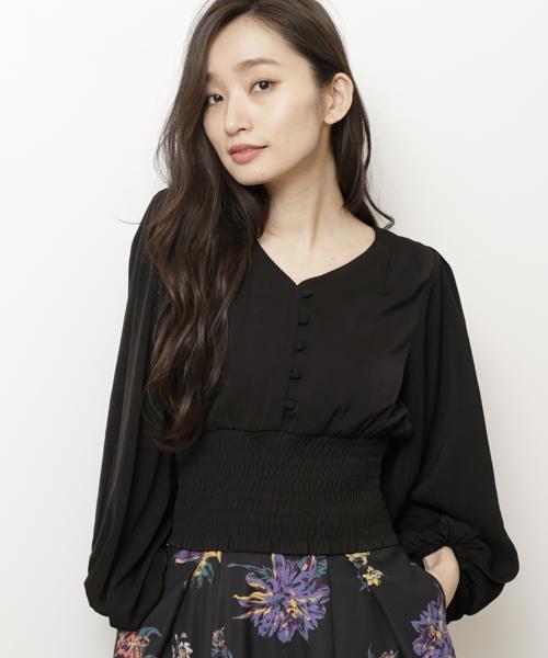 RAY CASSIN（レイカズン）の「サテンウエストシャーリングブラウス（シャツ/ブラウス・レディース・ブラック/ベージュ/モスグリーン・FREE）」の2枚目の写真