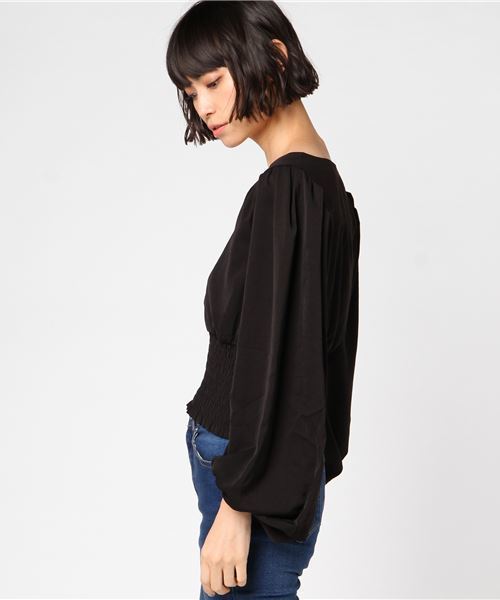 RAY CASSIN（レイカズン）の「サテンウエストシャーリングブラウス（シャツ/ブラウス・レディース・ブラック/ベージュ/モスグリーン・FREE）」の5枚目の写真