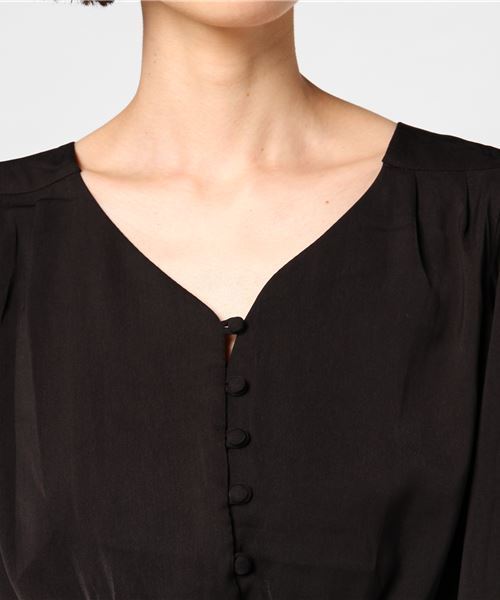 RAY CASSIN（レイカズン）の「サテンウエストシャーリングブラウス（シャツ/ブラウス・レディース・ブラック/ベージュ/モスグリーン・FREE）」の7枚目の写真