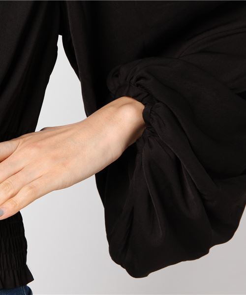 RAY CASSIN（レイカズン）の「サテンウエストシャーリングブラウス（シャツ/ブラウス・レディース・ブラック/ベージュ/モスグリーン・FREE）」の4枚目の写真