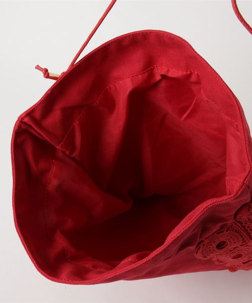 merlot plus（メルロープリュス）の「パンチングレース巾着ハンドバッグ2572（ハンドバッグ・レディース・ブラック/オフホワイト/レッド・FREE）」の6枚目の写真