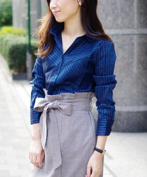 NARACAMICIE（ナラカミーチェ）の「ダークストライプ切り替えシャツ（シャツ/ブラウス・レディース・ネイビー/ピンク・LARGE/MEDIUM/SMALL）」の2枚目の写真