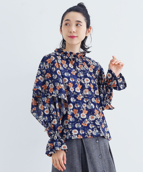 MERLOT（メルロー）の「フラワー柄フリルネックブラウス3007（シャツ/ブラウス・レディース・ブラック/ネイビー/イエロー・FREE）」の2枚目の写真