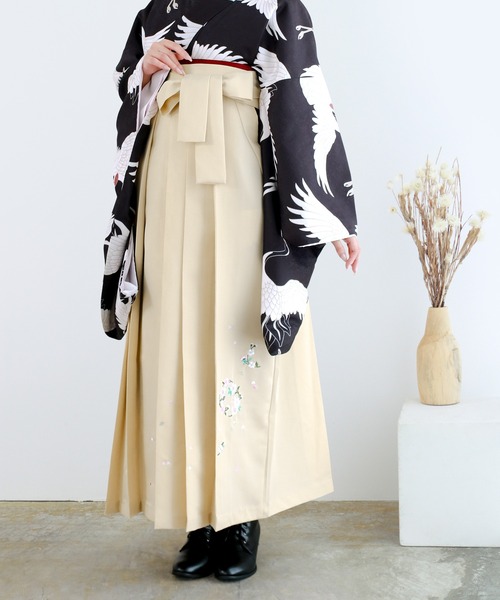 KYOETSU（キョウエツ）の「レディース刺繍入り袴（着物・レディース・グリーン系その他3/グリーン系その他4/レッド系その他3/オレンジ系その他/レッド系その他2/ピンク系その他3/レッド系その他/ピンク系その他2/イエロー系その他/ピンク系その他/パープル系その他4/ブルー系その他/ブルー系その他2/ブルー系その他3/ブラック系その他/パープル系その他/ブラック系その他3/ブラック系その他2/パープル系その他2/パープル系その他3/ブルー系その他5/ブルー系その他4/グリーン系その他2/グリーン系その他/ブラウン系その他/ホワイト系その他/グリーン系その他5/ベージュ系その他/ピンク系その他4・S/M/L/LL）」の2枚目の写真