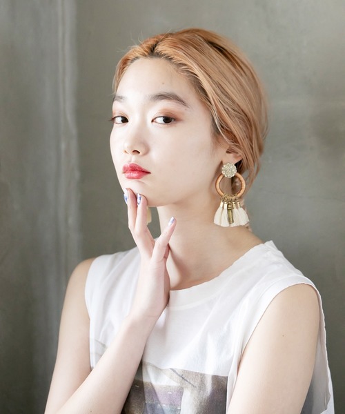 BOEMY（ボエミー）の「ヴィンテージ調 丸ビーズレザーミニタッセルピアス（ピアス（両耳用）・レディース・ブロンズ・FREE）」の2枚目の写真