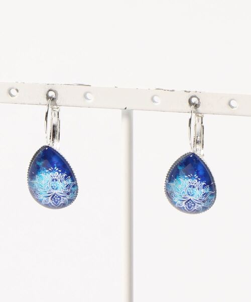 チャイハネ(チャイハネ)の「【チャイハネ】グラデーションロータス ガラスドロップピアス(ピアス(両耳用)・レディース・グリーン/ネイビー/オレンジ/パープル/ターコイズブルー/ホワイト/ダークグリーン/ブラック/ブルーグリーン・FREE)」の5枚目の写真