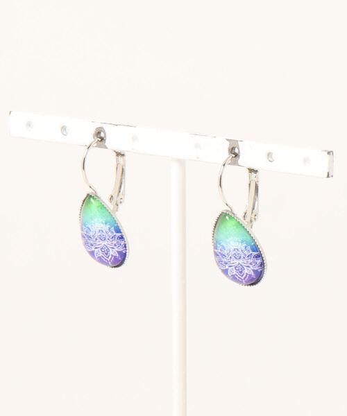 チャイハネ(チャイハネ)の「【チャイハネ】グラデーションロータス ガラスドロップピアス(ピアス(両耳用)・レディース・グリーン/ネイビー/オレンジ/パープル/ターコイズブルー/ホワイト/ダークグリーン/ブラック/ブルーグリーン・FREE)」の7枚目の写真