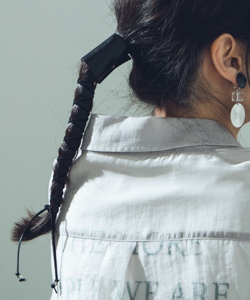 WEGO（ウィゴー）の「WEGO/レザーヘアリボン（ヘアゴム・レディース・ブラック/ベージュ/ブラウン/グリーン・FREE）」の2枚目の写真