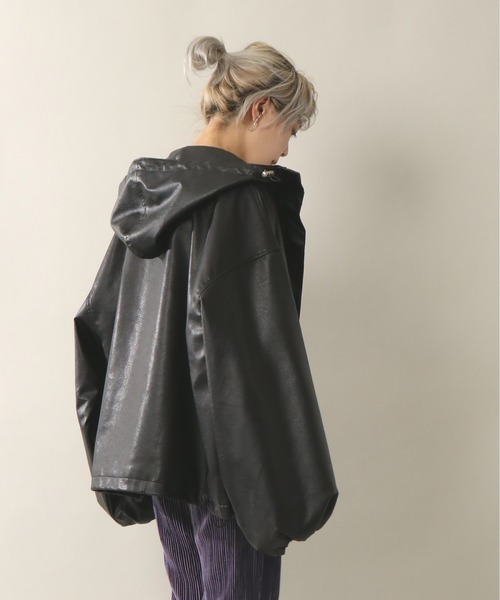 notch.（ノッチ）の「フェイクレザーボリューム袖マウンテンパーカー（ブルゾン・レディース・ベージュ/オフホワイト/ブラック/グリーン・M）」の3枚目の写真