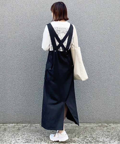 AZUL ENCANTO（アズールエンカント）の「ワークポケットジャンパースカート（ジャンパースカート・レディース・ブラック/カーキ・FREE）」の3枚目の写真